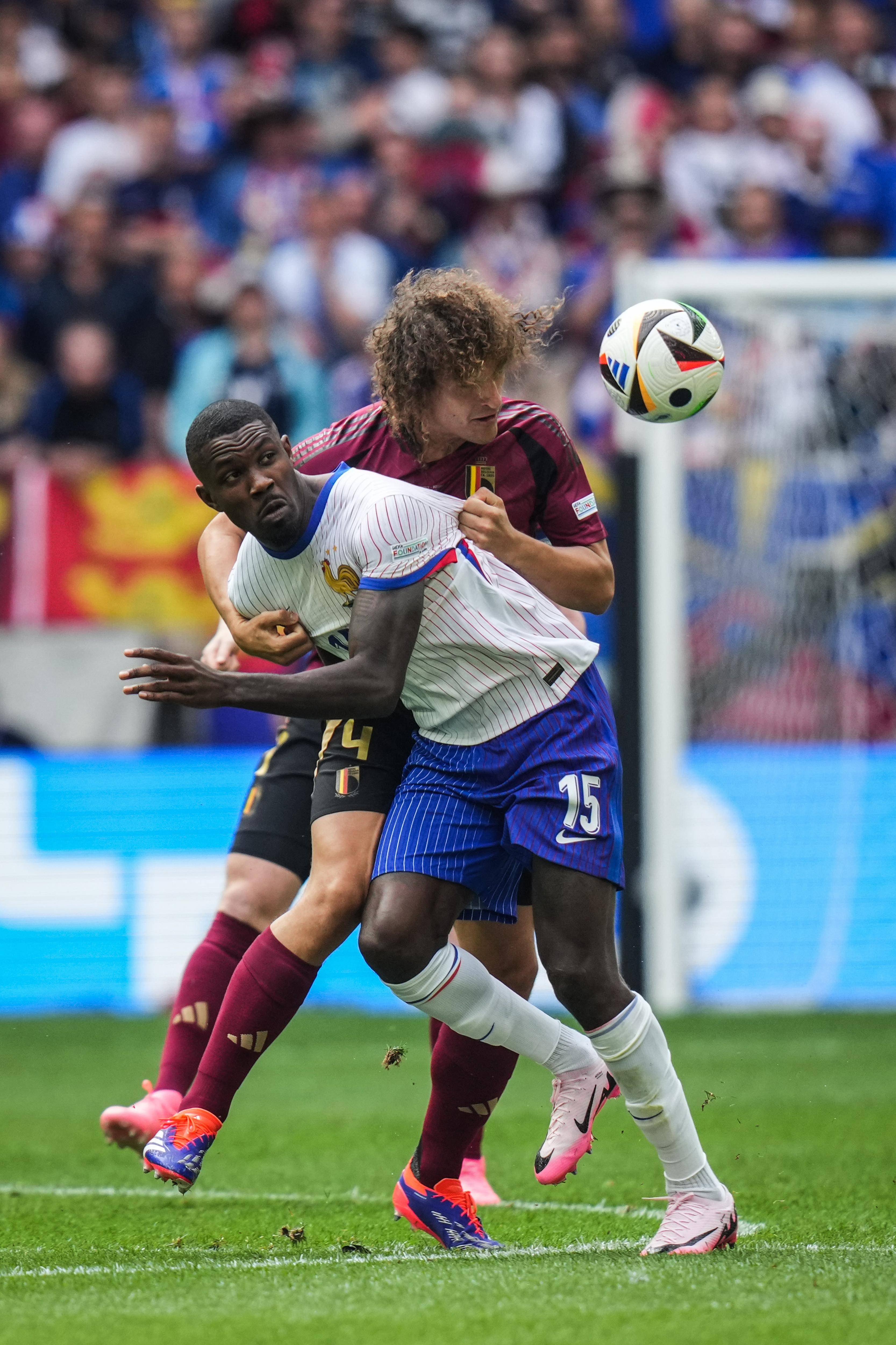 开云体育在线-激战在即，欧洲足球强队备战全力投入的简单介绍