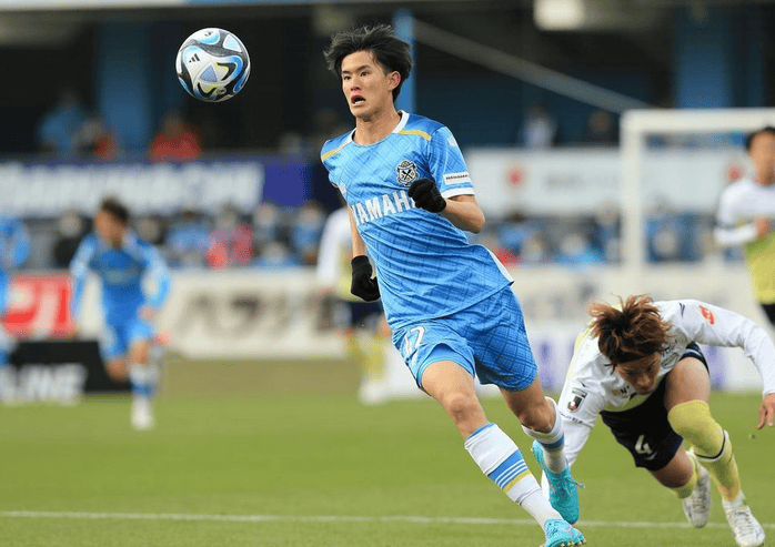 球员状态亮眼,足球赛事备受关注 球员状态亮眼,足球赛事备受关注