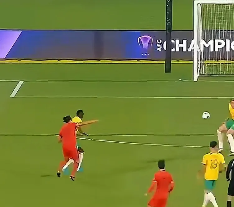 利用对手失误，球队抓住机会取得领先