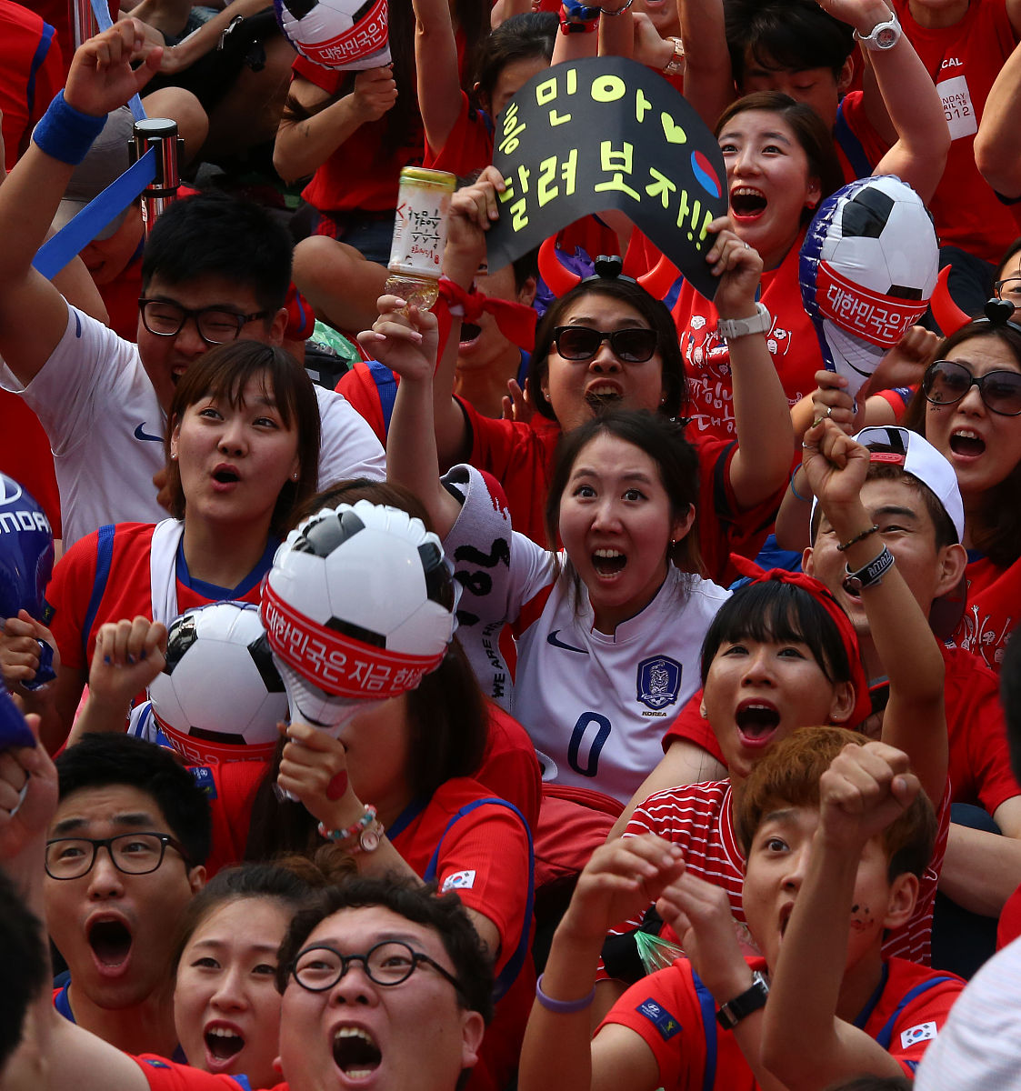 包含激烈角逐唤醒球迷热情，赛场氛围高涨的词条